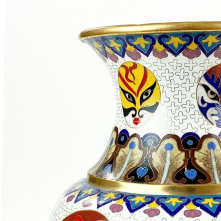 Cloisonné vaas met maskers en Taoïstische symbolen 