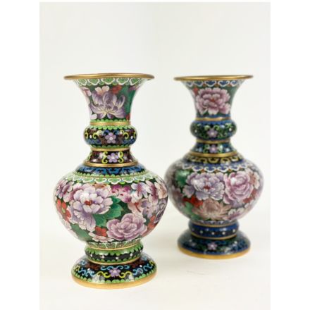 Koppel cloisonné vazen met lila bloemen