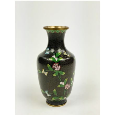 Cloissonné vaas met zwarte achtergrond en fijne bloemenranken
