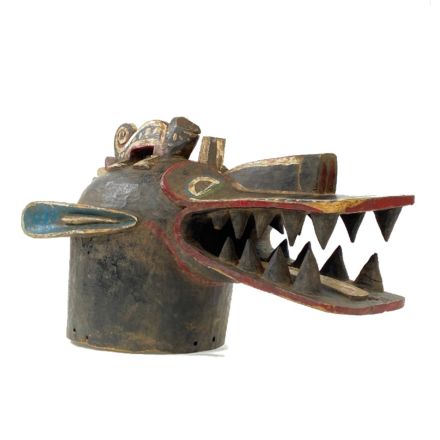 Oude Afrikaans masker in de vorm van een krokodillenhoofd