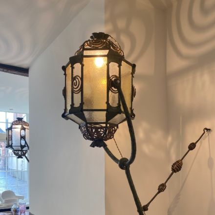 Italiaanse Art Deco lamp in smeedijzer gemonteerd op een paal