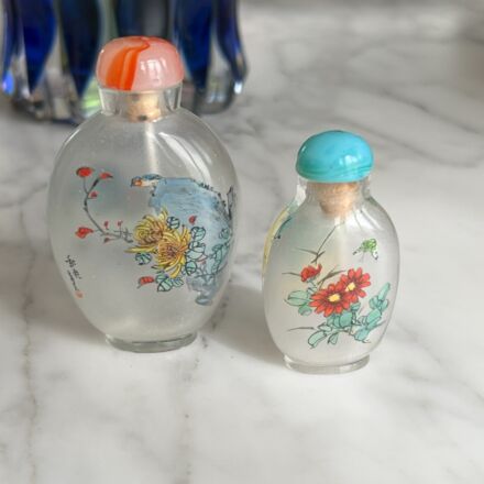Set of 2 snuff bottles with floral design