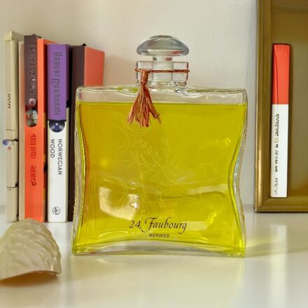 Giant factice perfume bottle Hermès 24 Faubourg