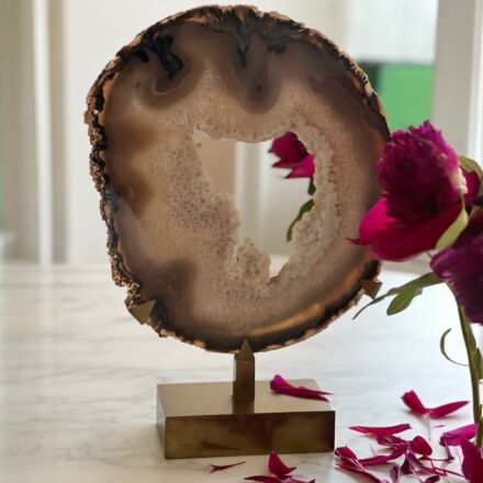 Table mirror with a gilded brass base and an agate edge