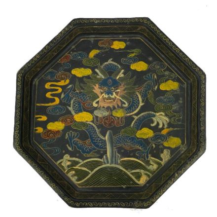 Gelakt 19de eeuws Chinees plateautje met draak- en bloemenmotief